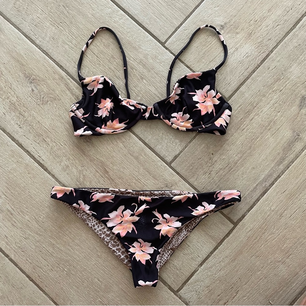 Acacia underwire bikini Manhattan top Waikoloa bottoms size P Aloha print